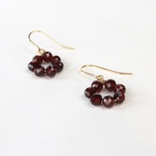 ワイレッドが特徴的なお花柄！ガーネット お花モチーフ イヤリング & ピアス mm1079