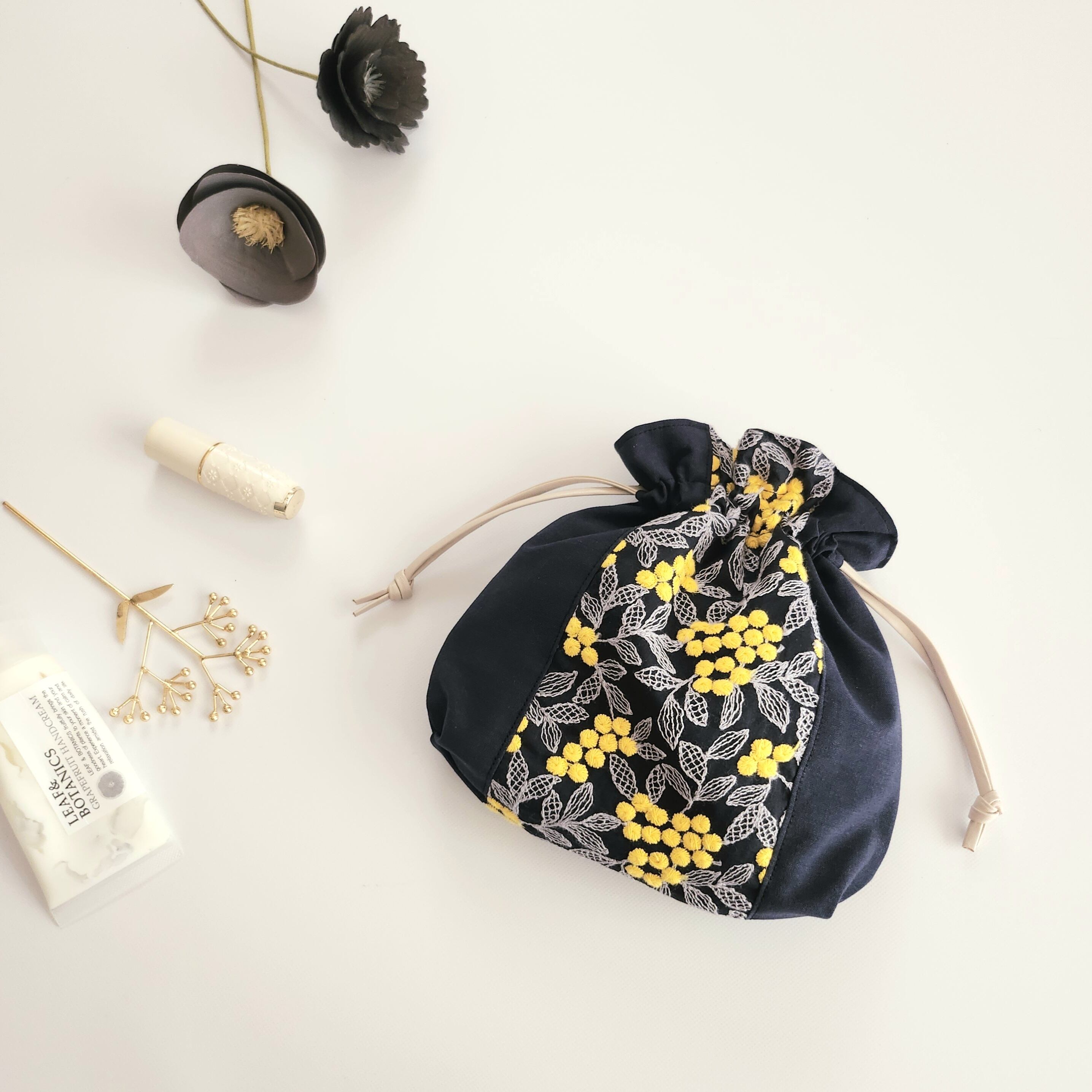 ぷくまる刺繍のふんわりまぁるい巾着ポーチ/巾着袋│ネイビー