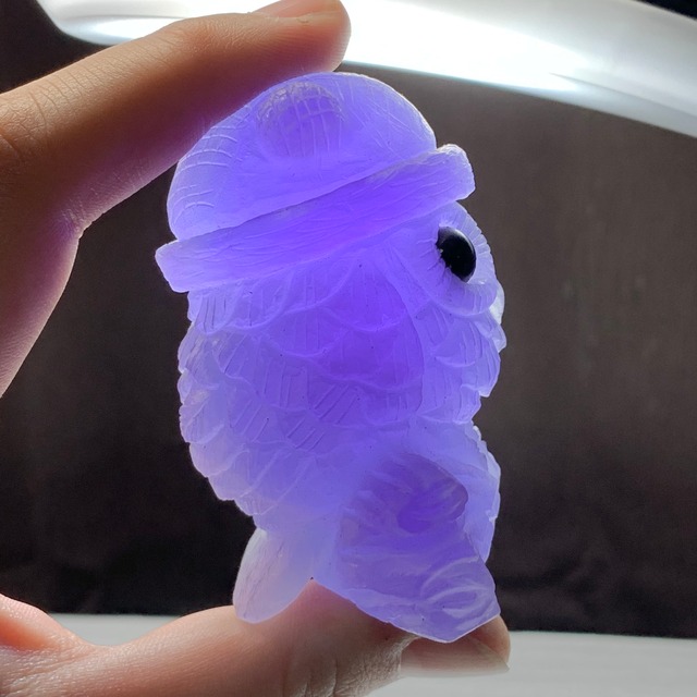 1.帽子をかぶった色合い美しいフローライト・フクロウ