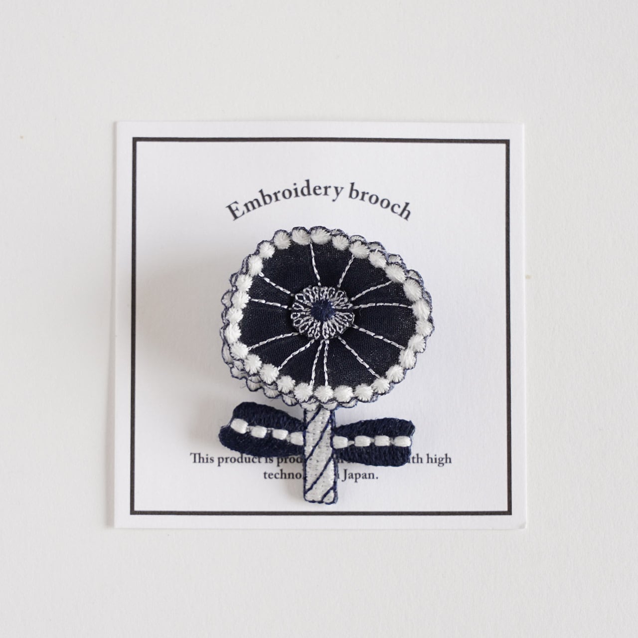 Braw 立体刺繍ブローチ "サークルフラワー"モノクロ