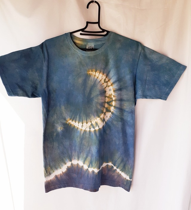 月と夜空の手染めTシャツ・兼用Mサイズ（藍染＆ベンガラ染め）