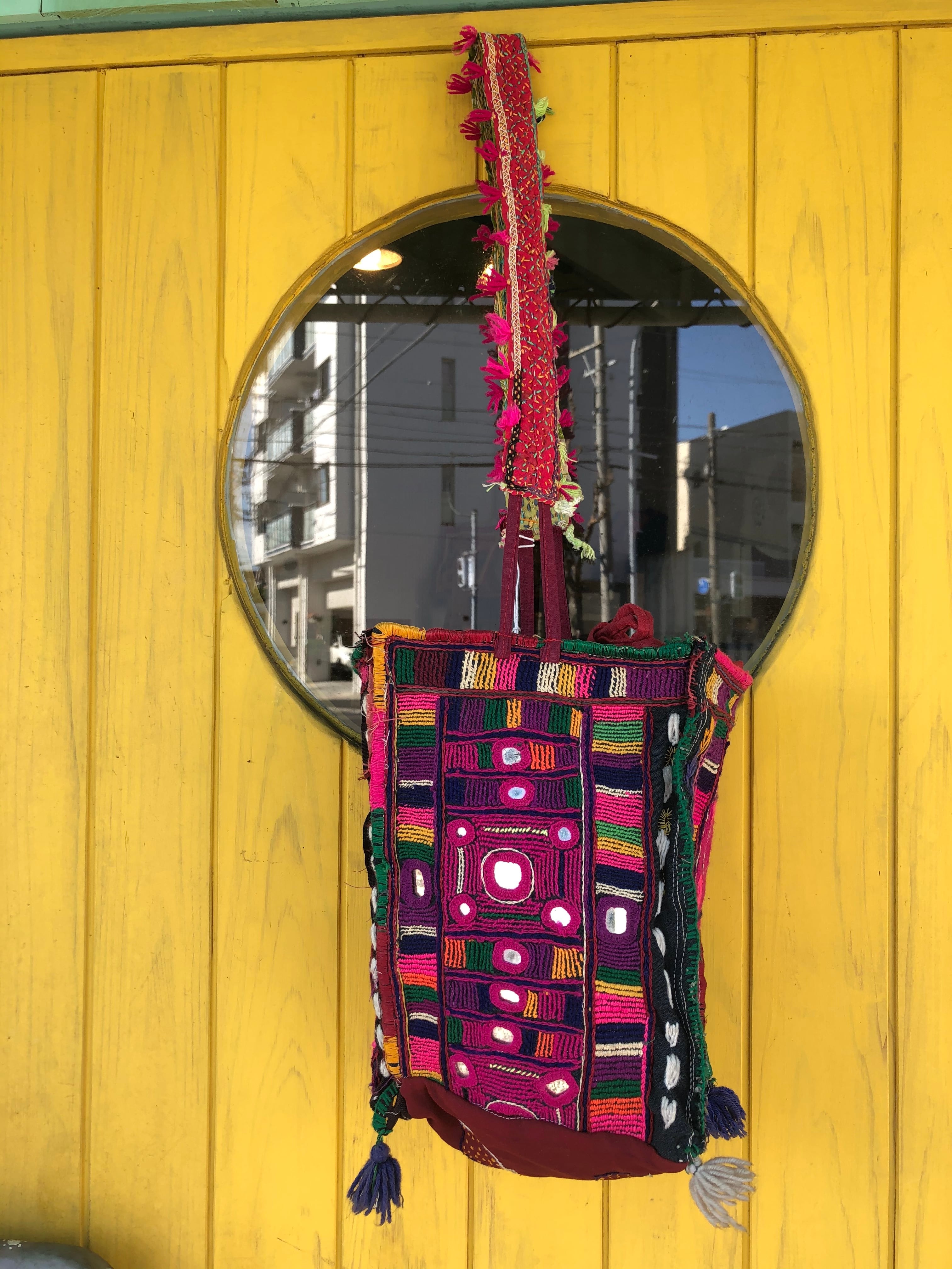 ☆インド 遊牧民族バンジャラ族 手工芸品ミラーワーク4面 ボックス型