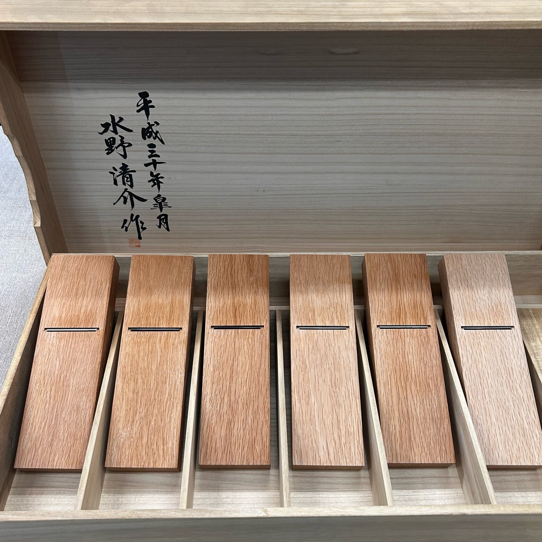 利作特注品】水野清介作 赤樫 鉋六選・総磨 木目槍鉋・特注かぶせ桐箱