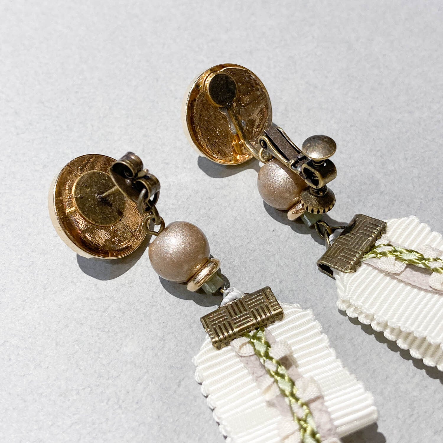 カボション貼付ボタンと重ねリボンの〈ピアス/イヤリング〉 | Dua
