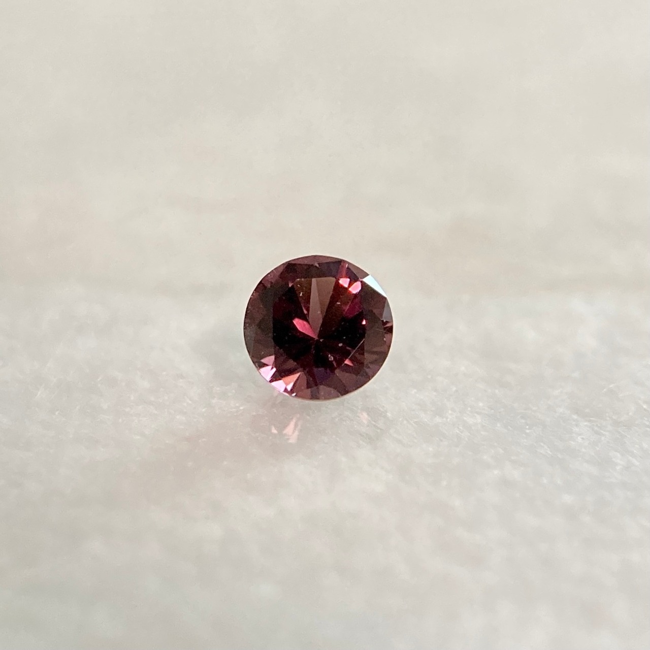 丸いスピネル  約3.3mm r-0467