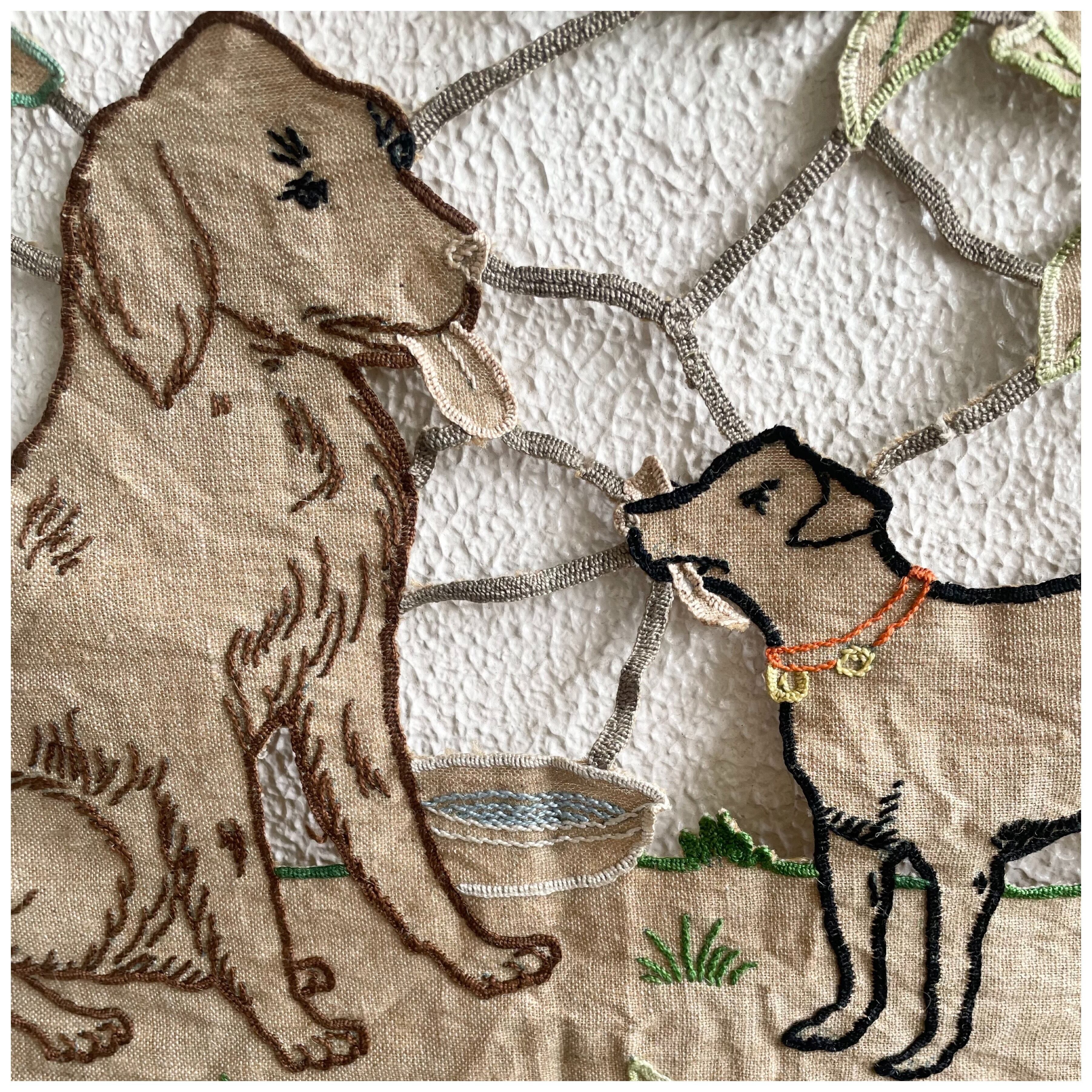 フランス買付 ヴィンテージ ウォールデコ カットワーク リネン 刺繍 犬