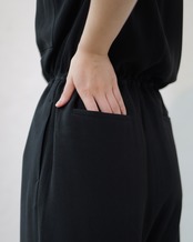 FOURAM - BACK SATIN JUMPSUIT ：BLACK｜バックサテン／ジャンプスーツ／トリアセテート混／オールブラック／ワンピースライク