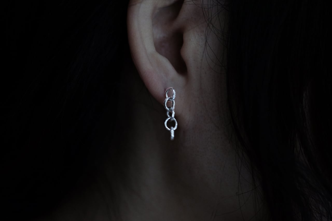 小さい揺れる5個と3個の輪のピアス （silver） | SUNn・寸