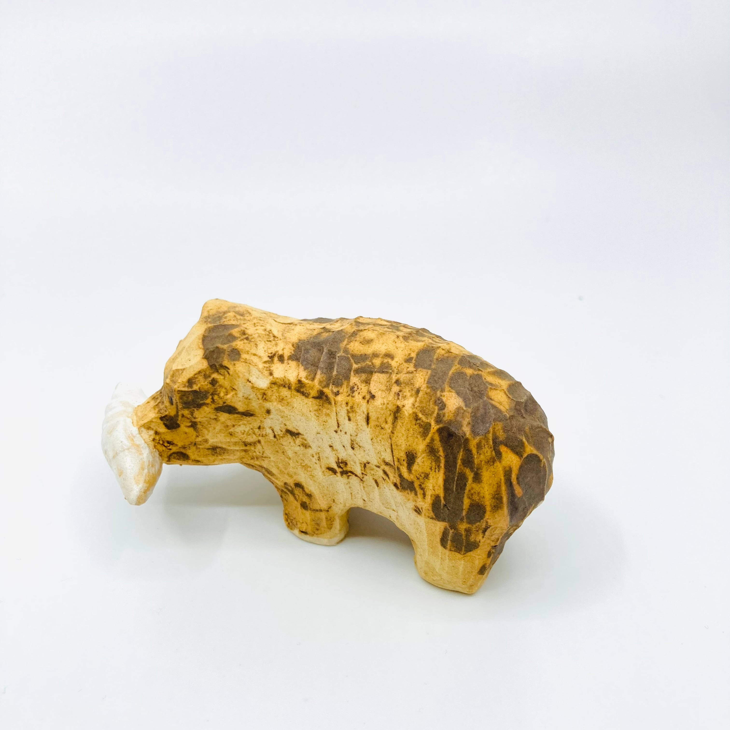 木彫り熊（ソフトクリーム）の置き物 / すずきたまみ / 陶芸作品