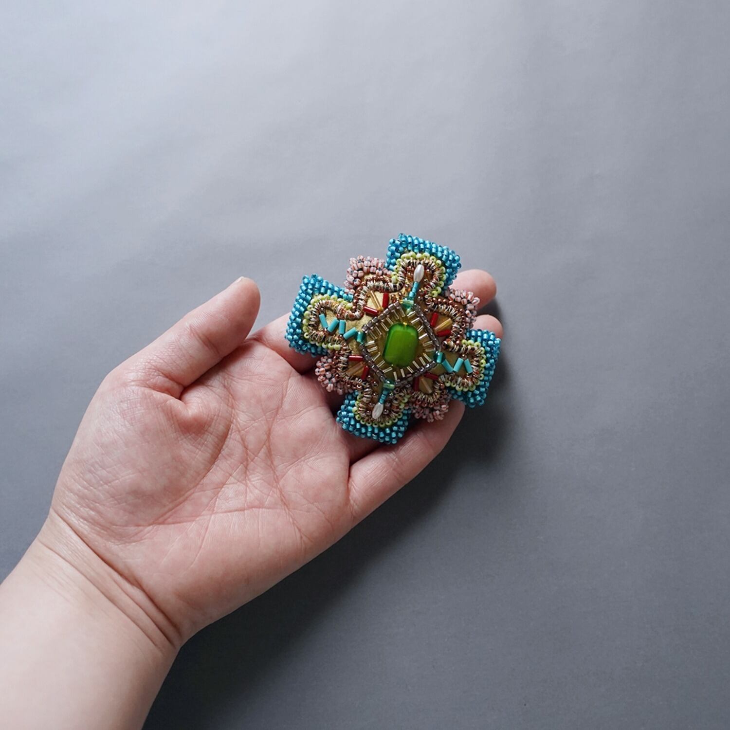 変形クロスのブローチ 10 ビーズ刺繍 一点もの イエロー グリーン
