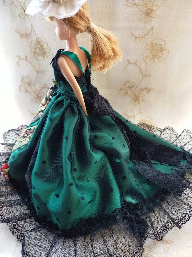 緑色のドレスと帽子の人形 クリスマスシリーズ】鮮やかなグリーンのロングトレーンドレス