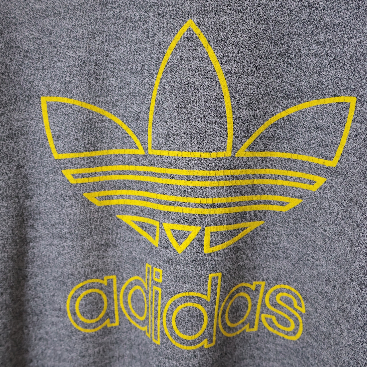adidas パイル生地スウェット グレー×イエロー トレフォイルロゴ M