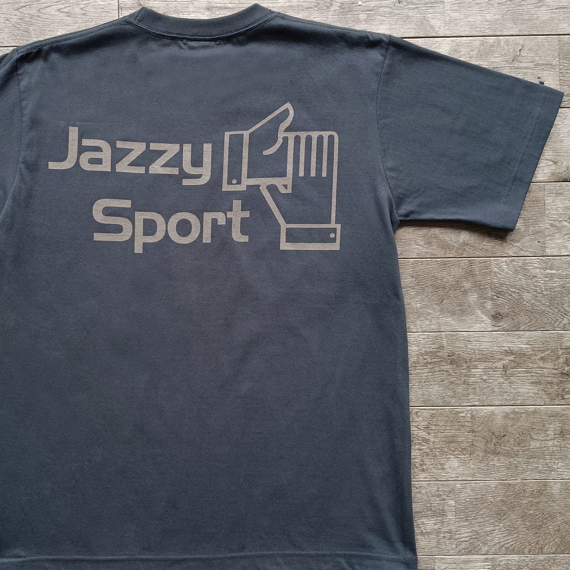 J.S. ロゴ Tシャツ(ヴィンテージ ブラック × コヨーテ)