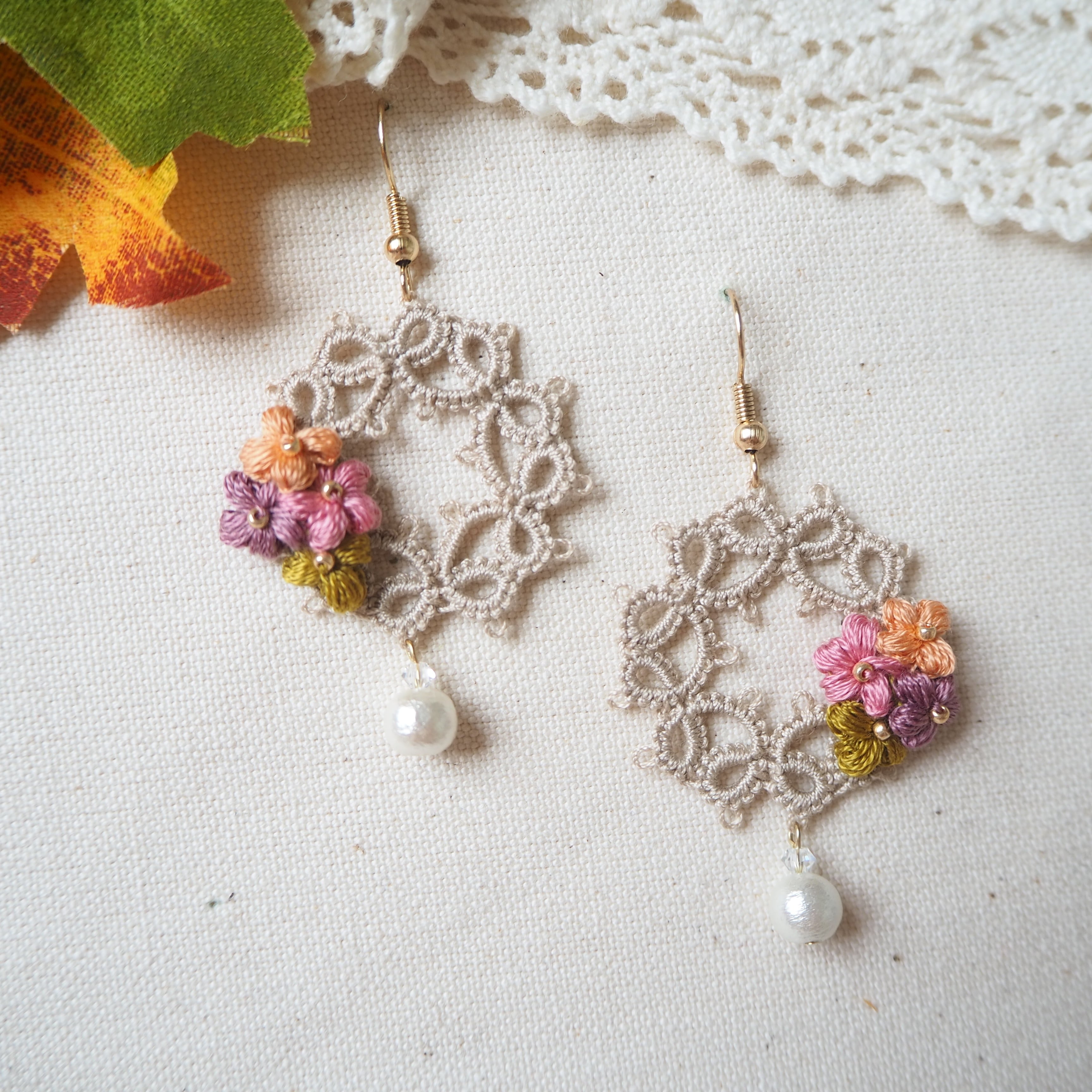 タティングレース×かぎ編みフラワーピアス | Licora
