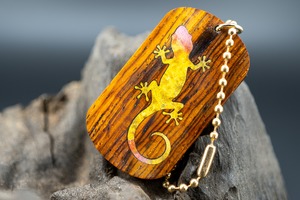 【 エスニックなローズウッド 】 ココボロ ドッグタグ 象嵌 木登りトカゲ