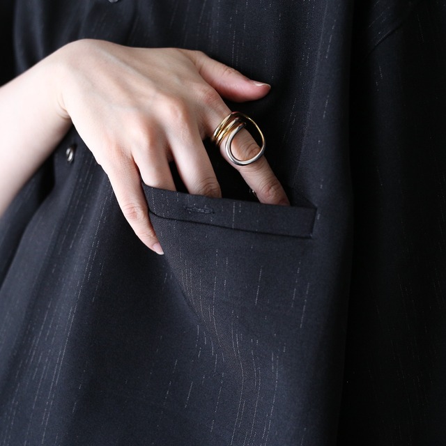 black one-tone gloss thread design over silhouette mode s/s shirt