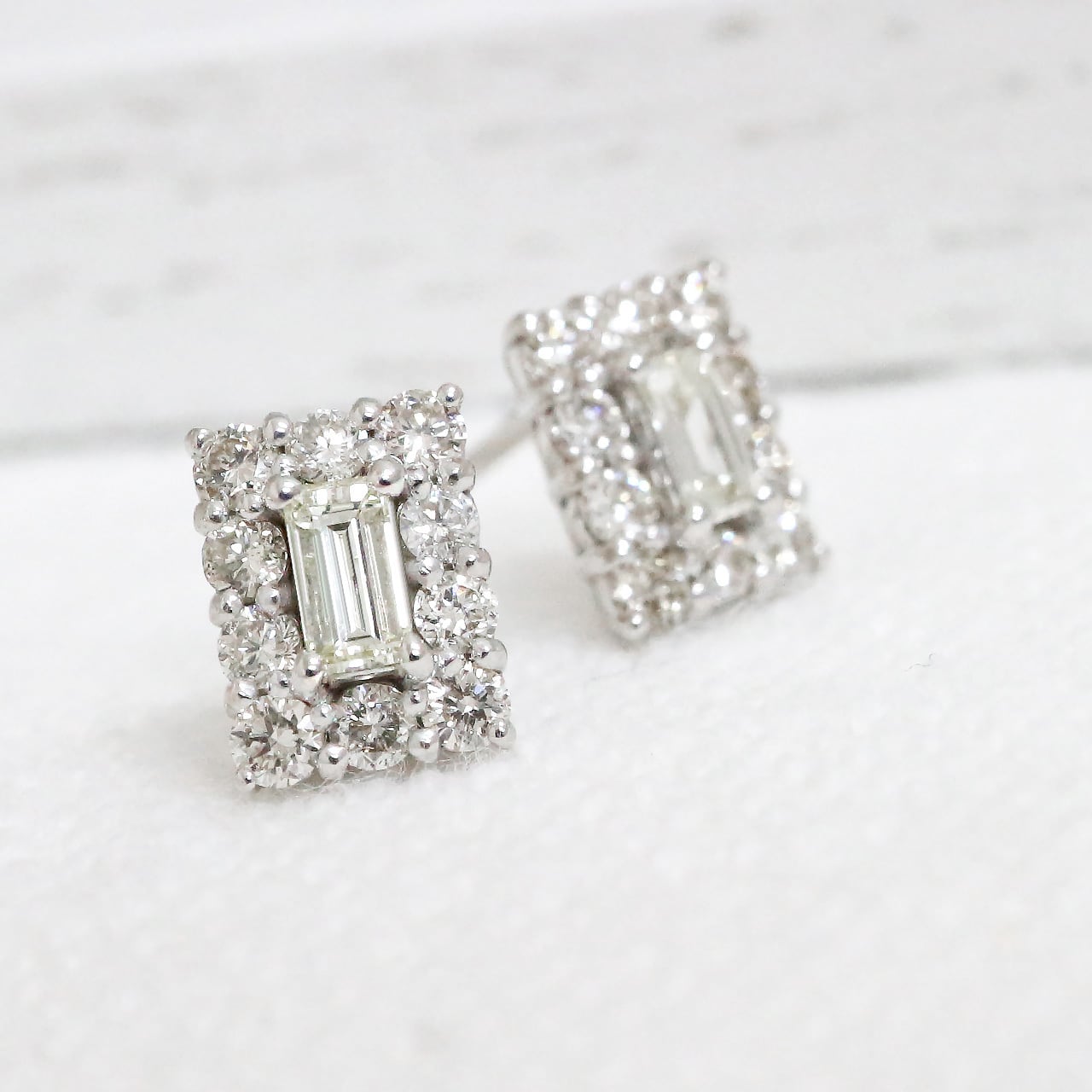 シンプルと個性 バゲットカット ダイヤモンド ピアス k18 pt900 0.48ct