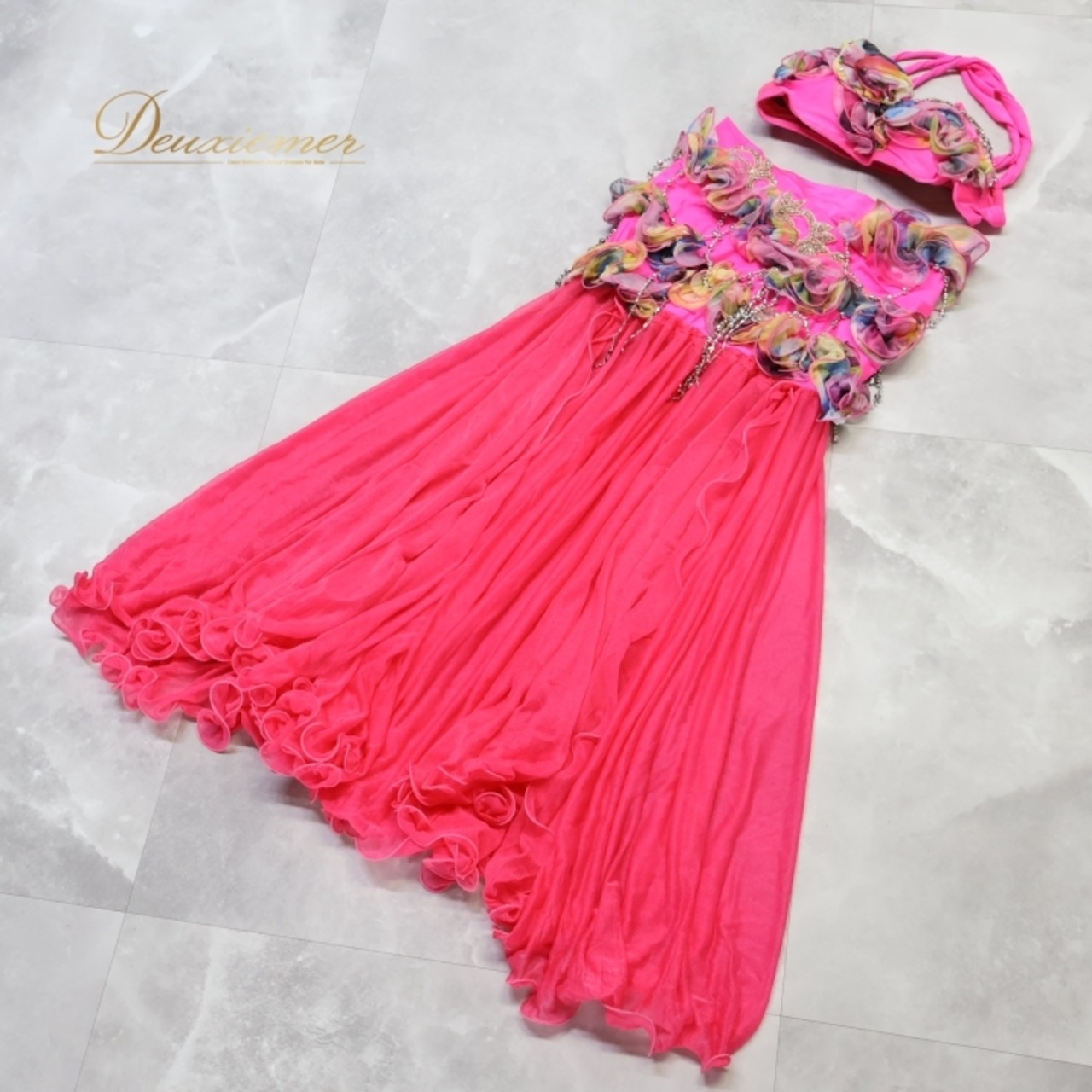 ベリーダンス オリエンタル 衣装 上下セット ピンク系 ラインストーン フリル 華やか 黄 青 キラキラ 煌びやか ツーピース 鮮やか ダンス衣装 ステージ 豪華 装飾 イベント ストレッチ 伸縮 イエロー系 ブルー系 シルバー系