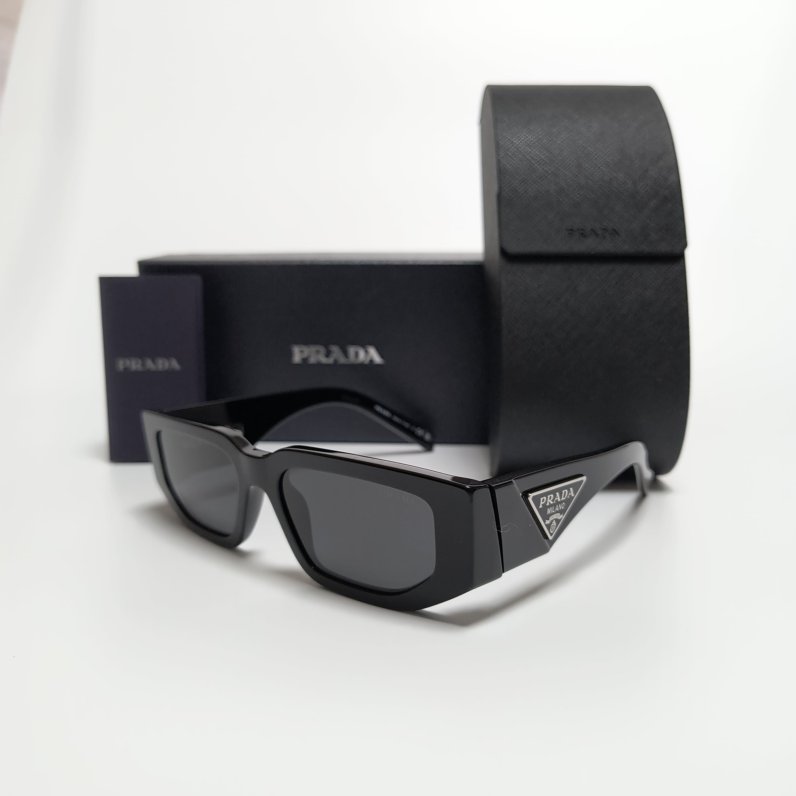 新品未使用・並行輸入品】PRADA トライアングルロゴ入り サングラス 