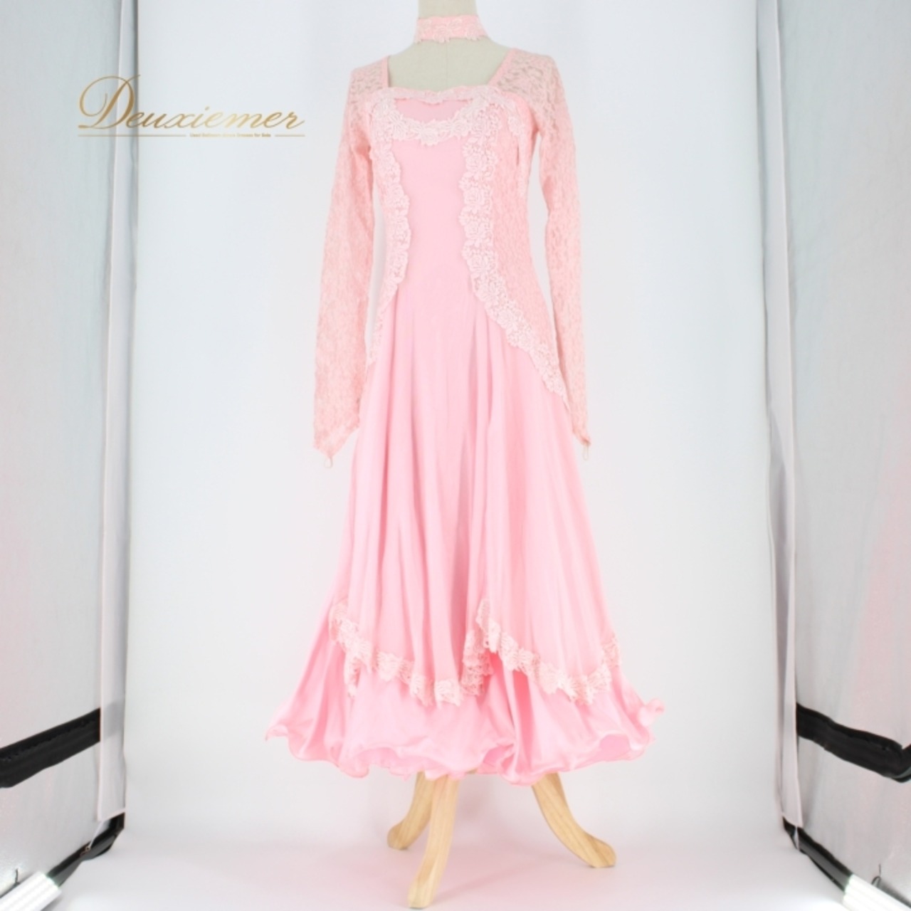 社交ダンス 衣装 スタンダード ドレス ワンピース パーティドレス レディース オールシーズン ピンク系 準正装 デモ レース 花柄 チョーカー 華やか 優雅 繊細 シック 二重スカート ボリューム おそろい チョーカー フェミニン ロマンティック 結婚式 発表会 ダンスイベント エレガント 着心地良い おしゃれ モダン フルフレア 流行 レディス 着用シーン多様