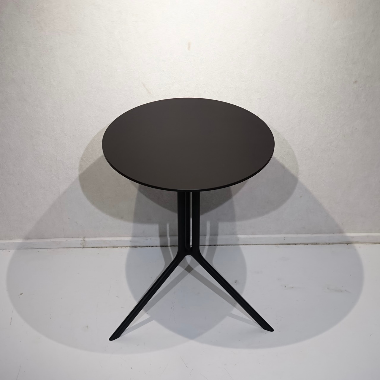 カッシーナ取扱 KRISTALIA クリスタリア POULE ポール カウンターテーブル カフェテーブル ハイテーブル 円形 テーブル ブラック モダン ホテルライク ミニマル
