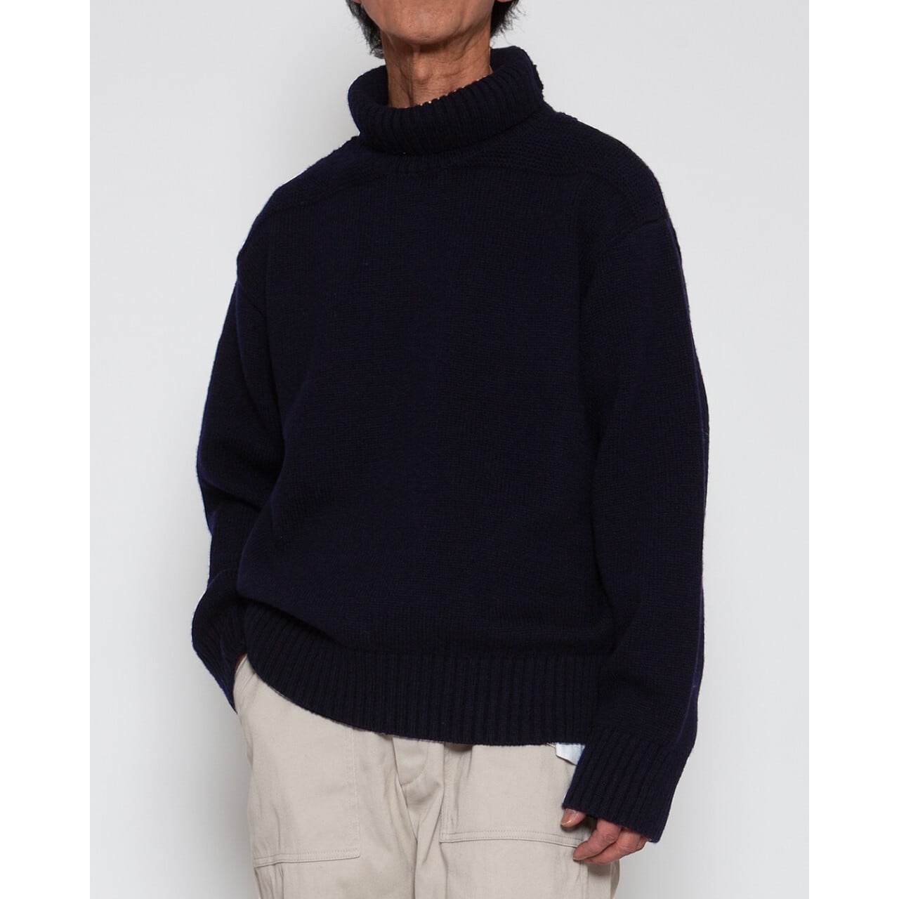 【ヨーロッパ買付品】縮絨ウール100% ニットプフ ネイビー 大 KeyHole (THE CORONA UTILITY) / NAVY TURTLE Shetland Wool