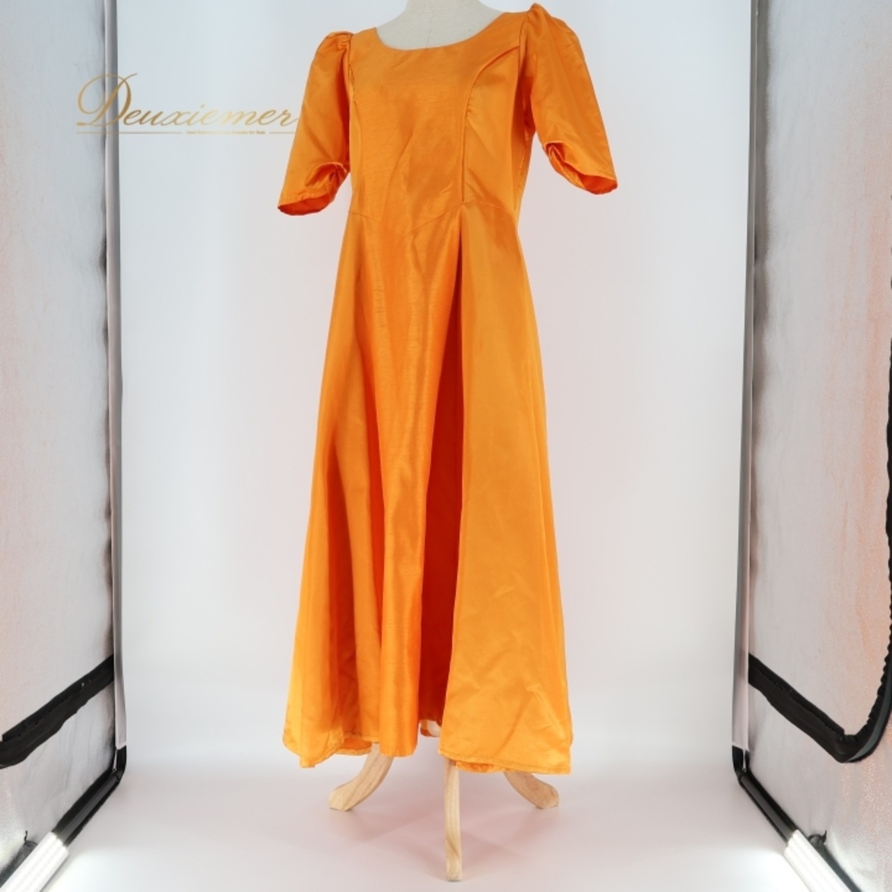 フラダンス 衣装 ワンピース ドレス Makalani オレンジ系 日本製 ワンカラー 五分袖 光沢感 無地 シンプル 高級感 上品 かわいい 鮮やか 華やか 明るい ハワイアン アロハ フラ ダンス レッスン 練習 ドレッシー 軽やか