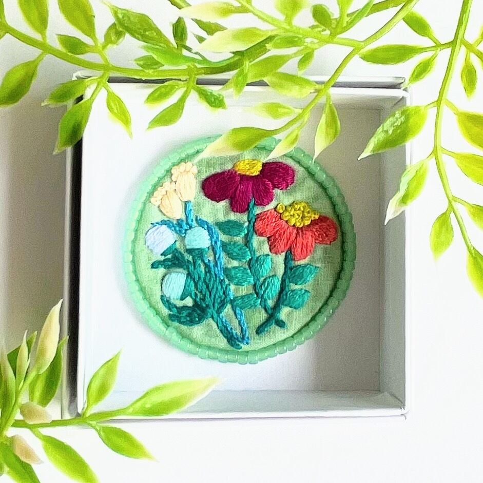 ビーズで飾った草花の刺繍ブローチ【botanical】#306 | j.couture