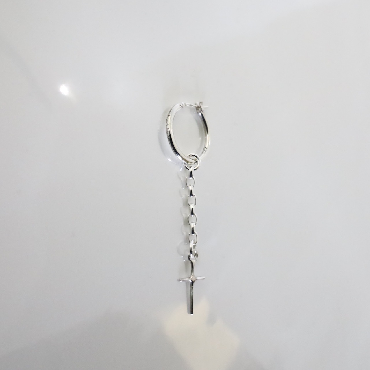 THIN HOOP raised by wolves [LARGE] with 2c CROSS / シンフープピアス レイズド バイ ウルヴス L ウィズ 2cクロス