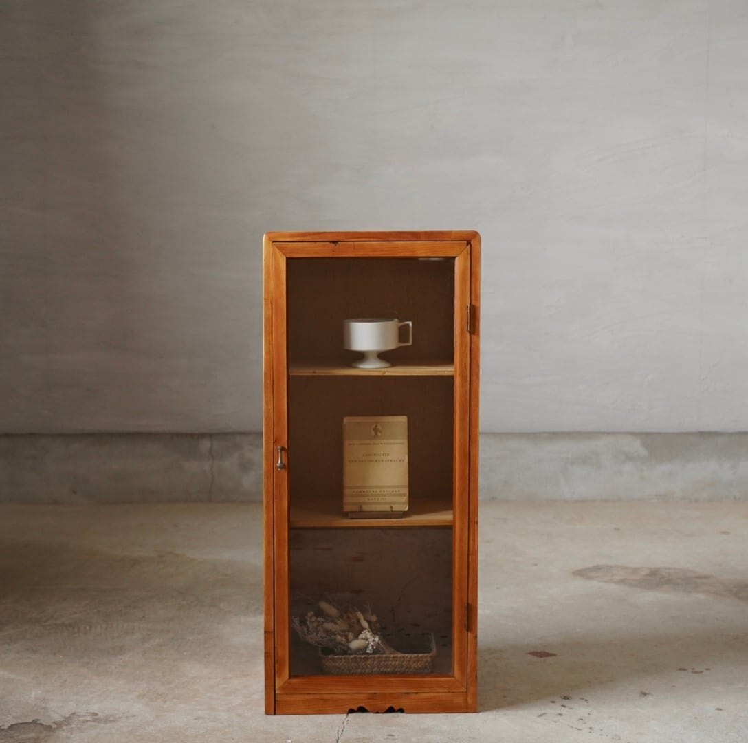 古い開き戸のガラスケース