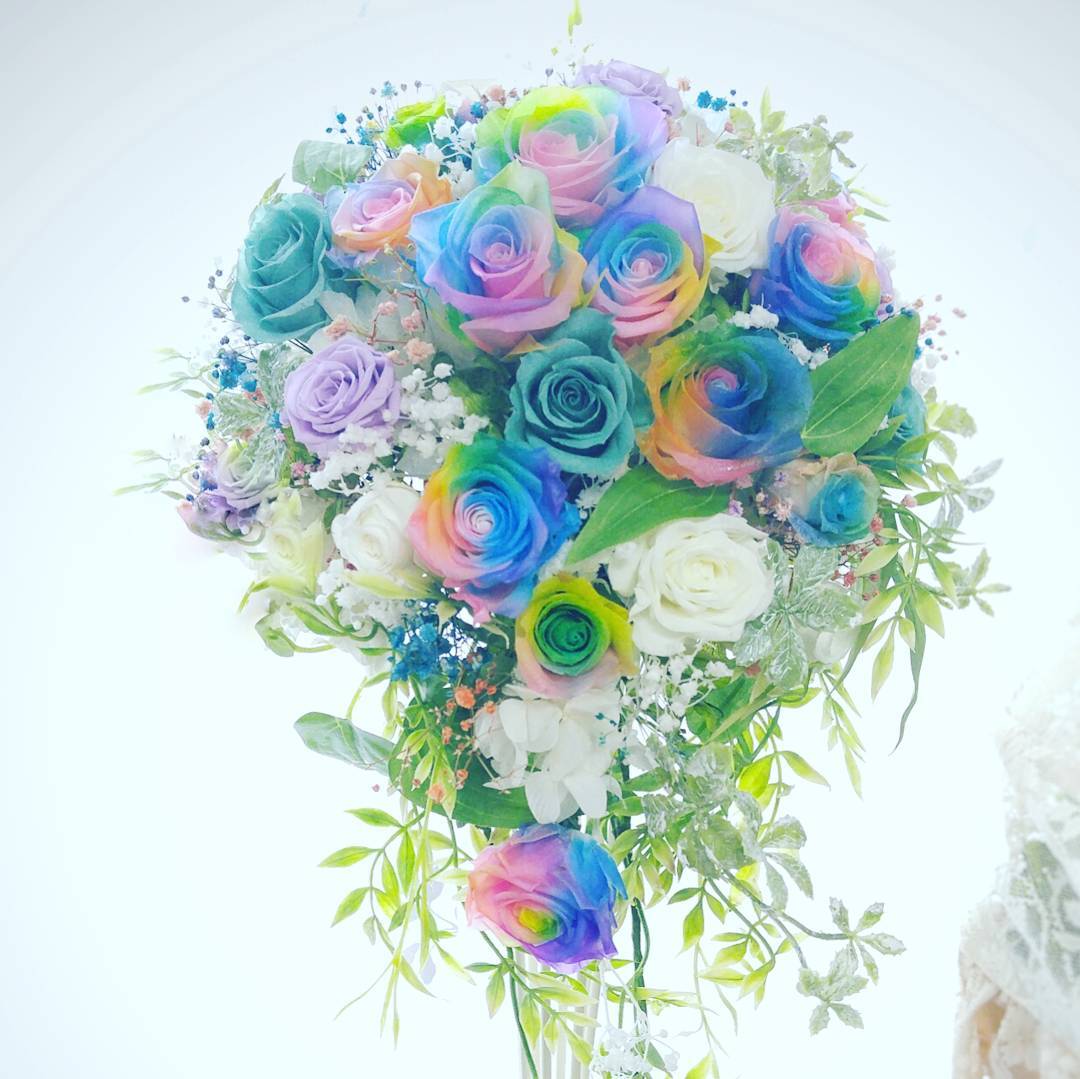 受注製作】鮮やかレインボーローズのキャスケードブーケ | 優しい色の