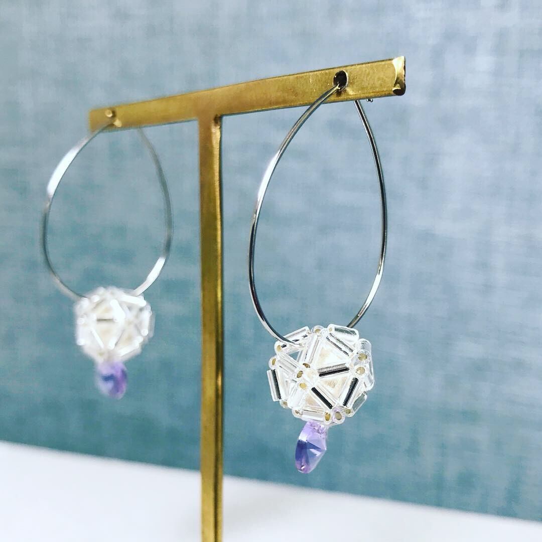 0052:アメジストパープルのスワロフスキーとコットンパールのピアス