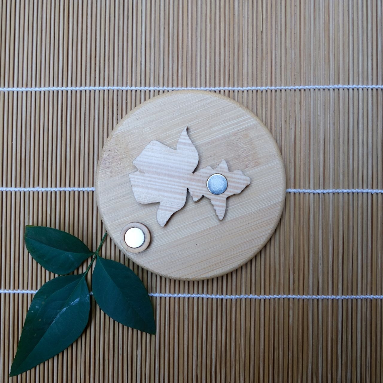 【ひのきマグネット】金魚 左向き 2 ブローチ メモ留め アートパネル