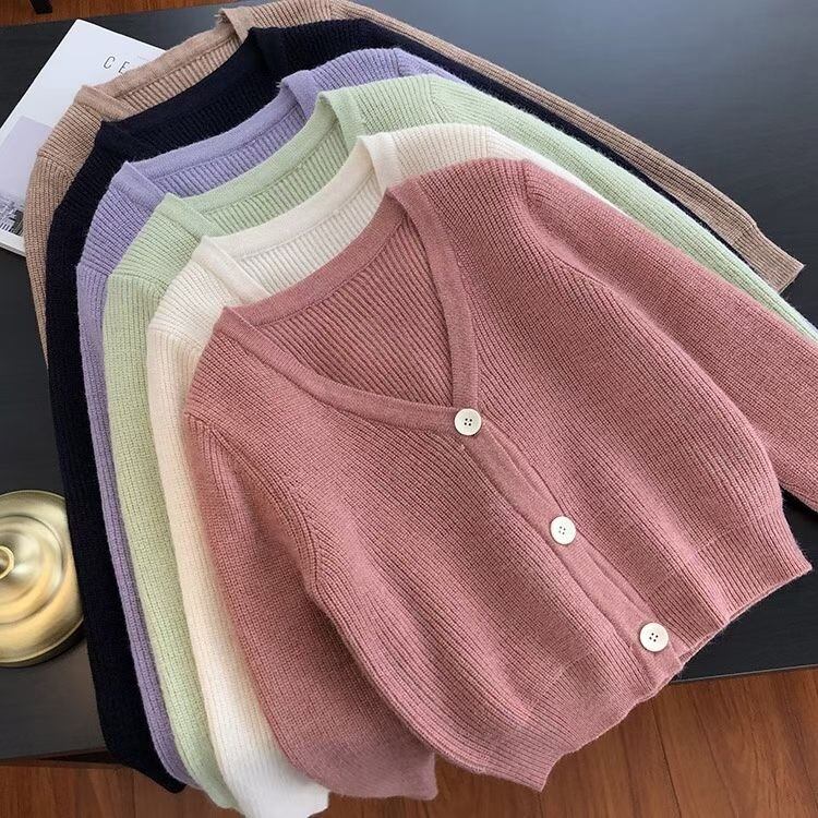 Vネックリブニット