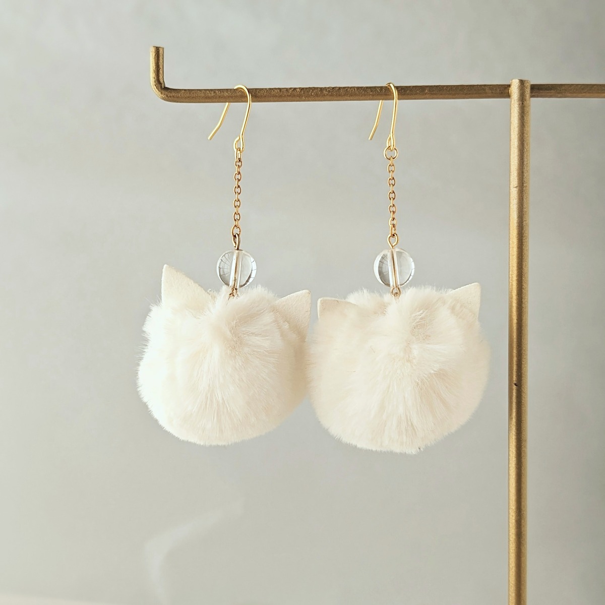 ふわふわ♡猫耳ファーと水晶イヤリング·ピアス(白) | ～猫と天然石 
