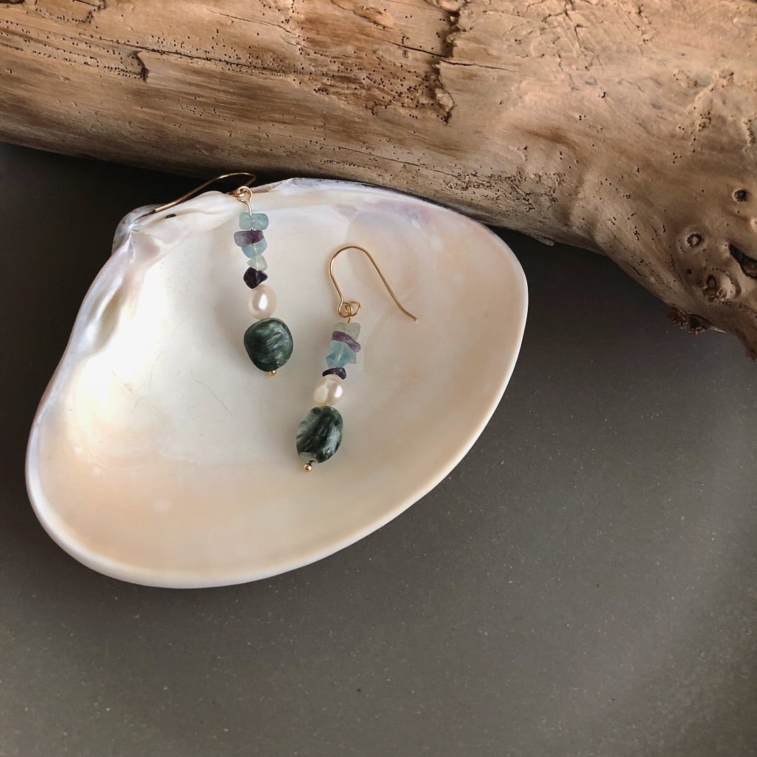 アンティークフローライトとセラフィナイトのピアス