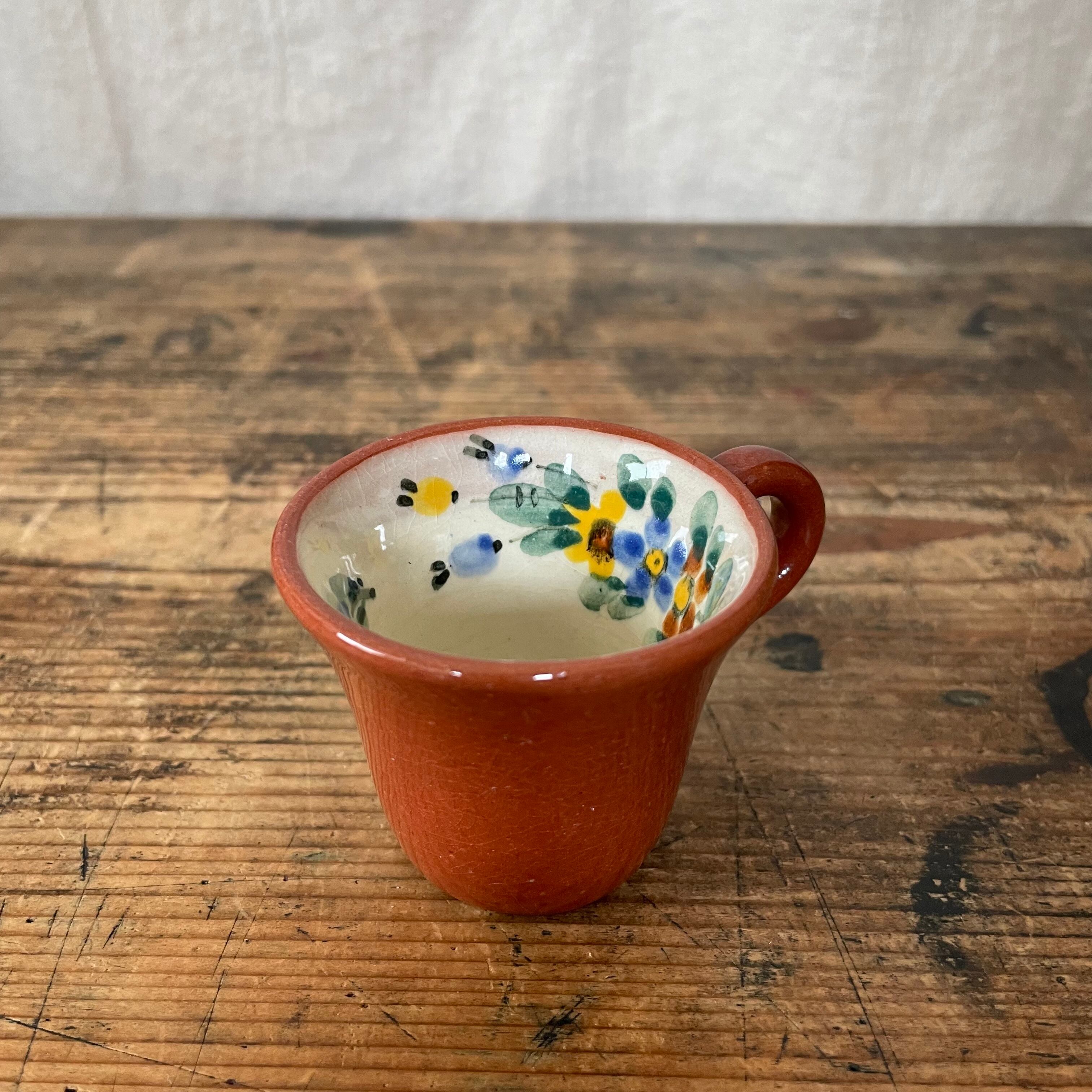 花模様の描かれたミニカップ