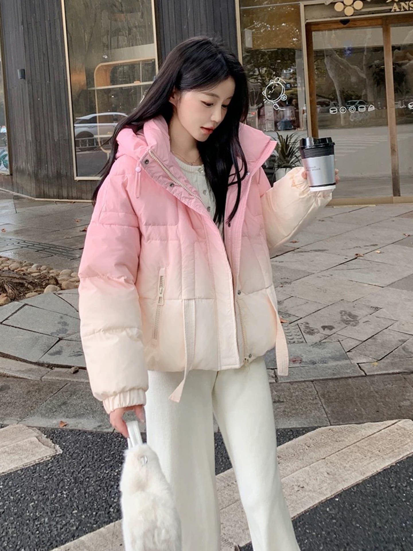 ピンクのグラデーションカラーのダウンジャケット リトルマンの