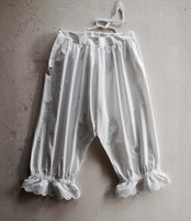 フランスアンティーク　1900s クリサンセマムの密集と白刺繍のあるロングレースドロワーズ