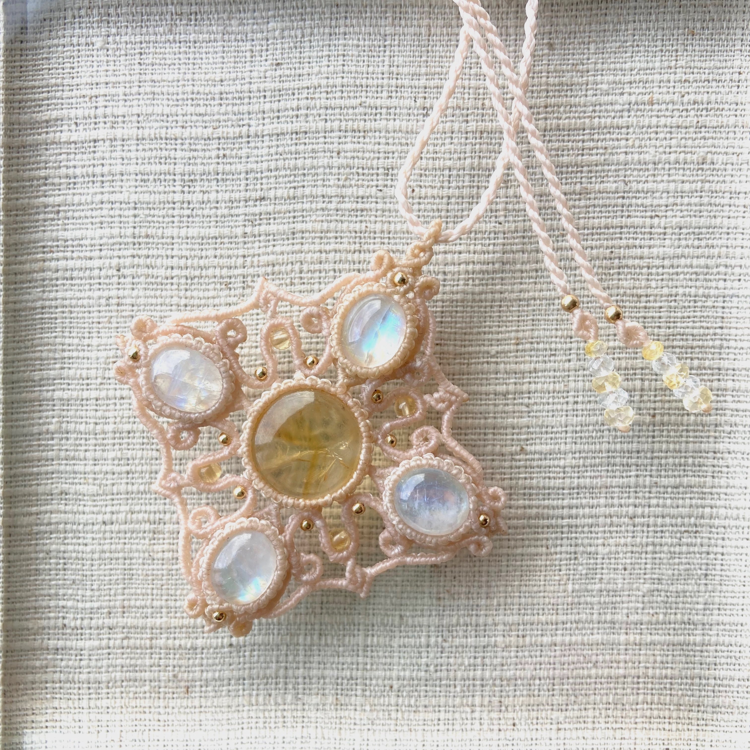 シトリン+ムーンストーンのマクラメ編み 天然石ネックレス | SHANTi WALA