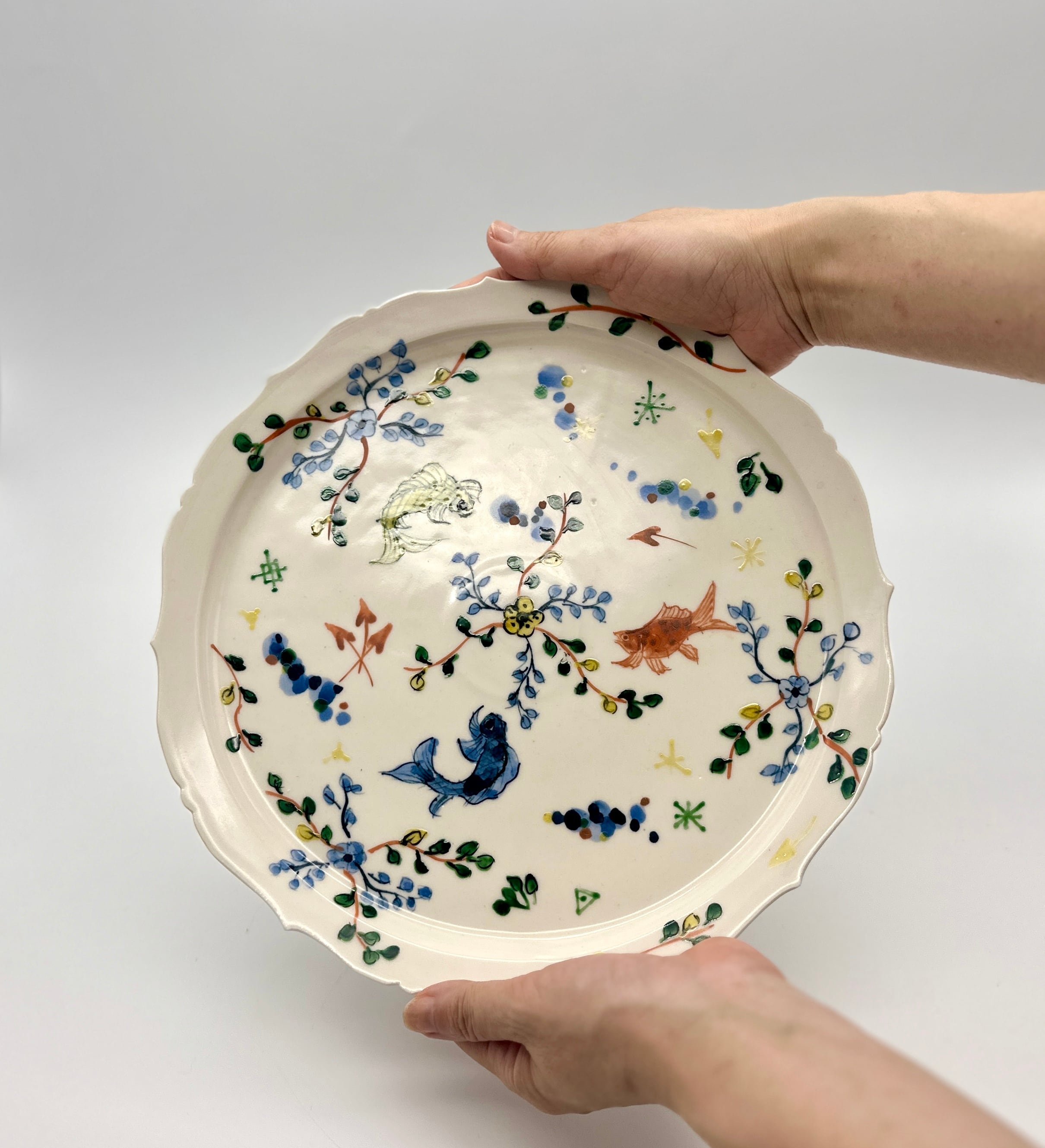 宮田竜司 呉須 赤絵 (魚絵柄) 稜花皿 (大) | pomod'adamo (ポモダダモ)