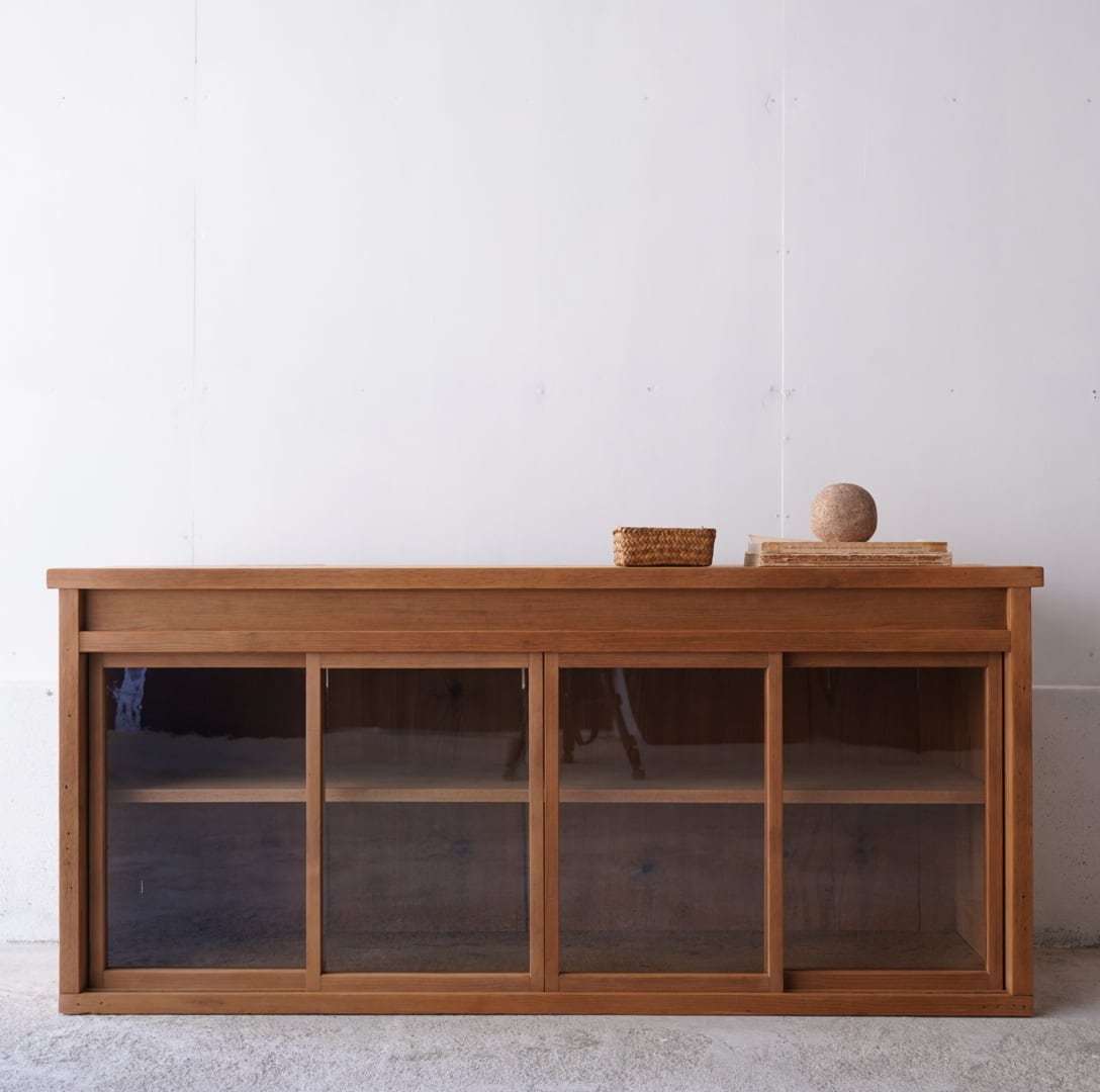 ガラス引き戸のキャビネット