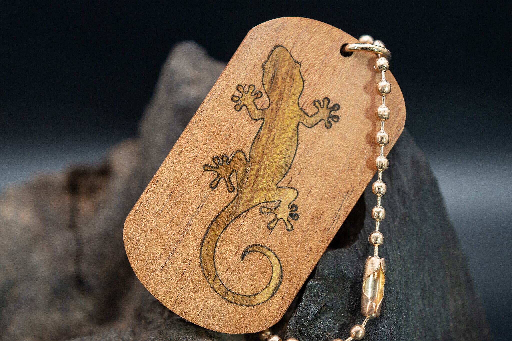 【赤い宝石】 キューバマホガニー ドッグタグ 象嵌 木登りトカゲ