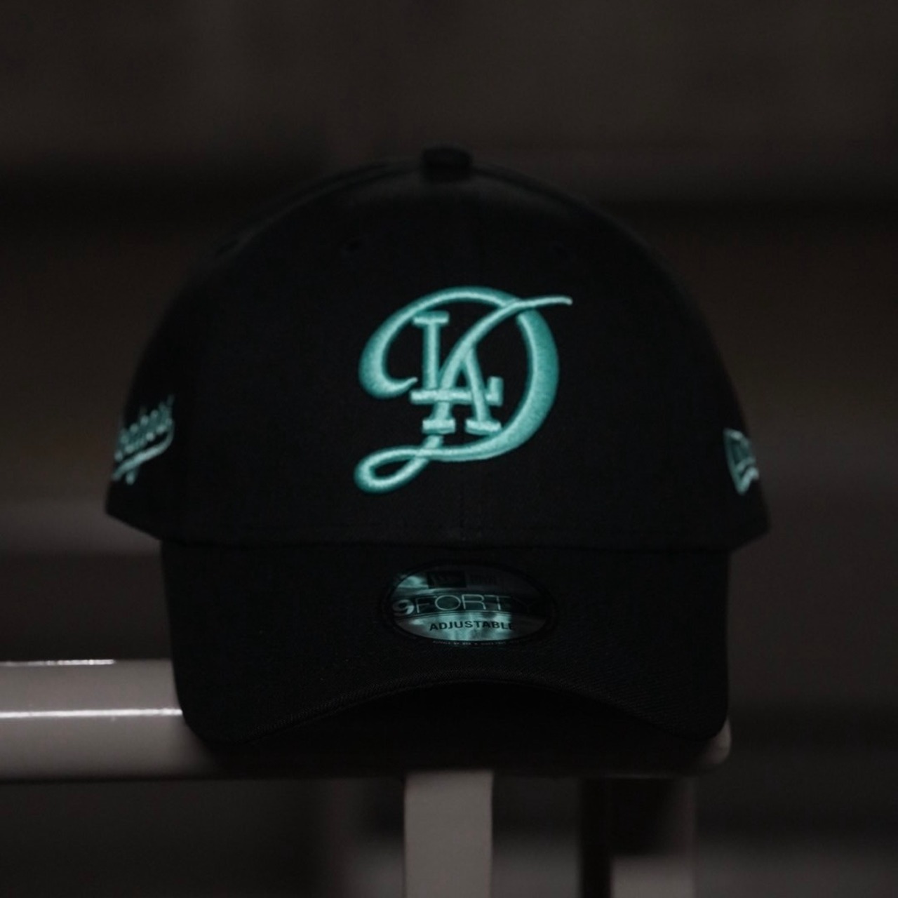 【gifthat別注】NEW ERA 940/9FORTY  ロサンゼルス・ドジャースCITY CONNECT BLACK SEAGLASS