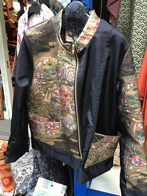 日本の帯をジャケットにリメイクしました。世界に一つのバックです。お値段は35000円です。