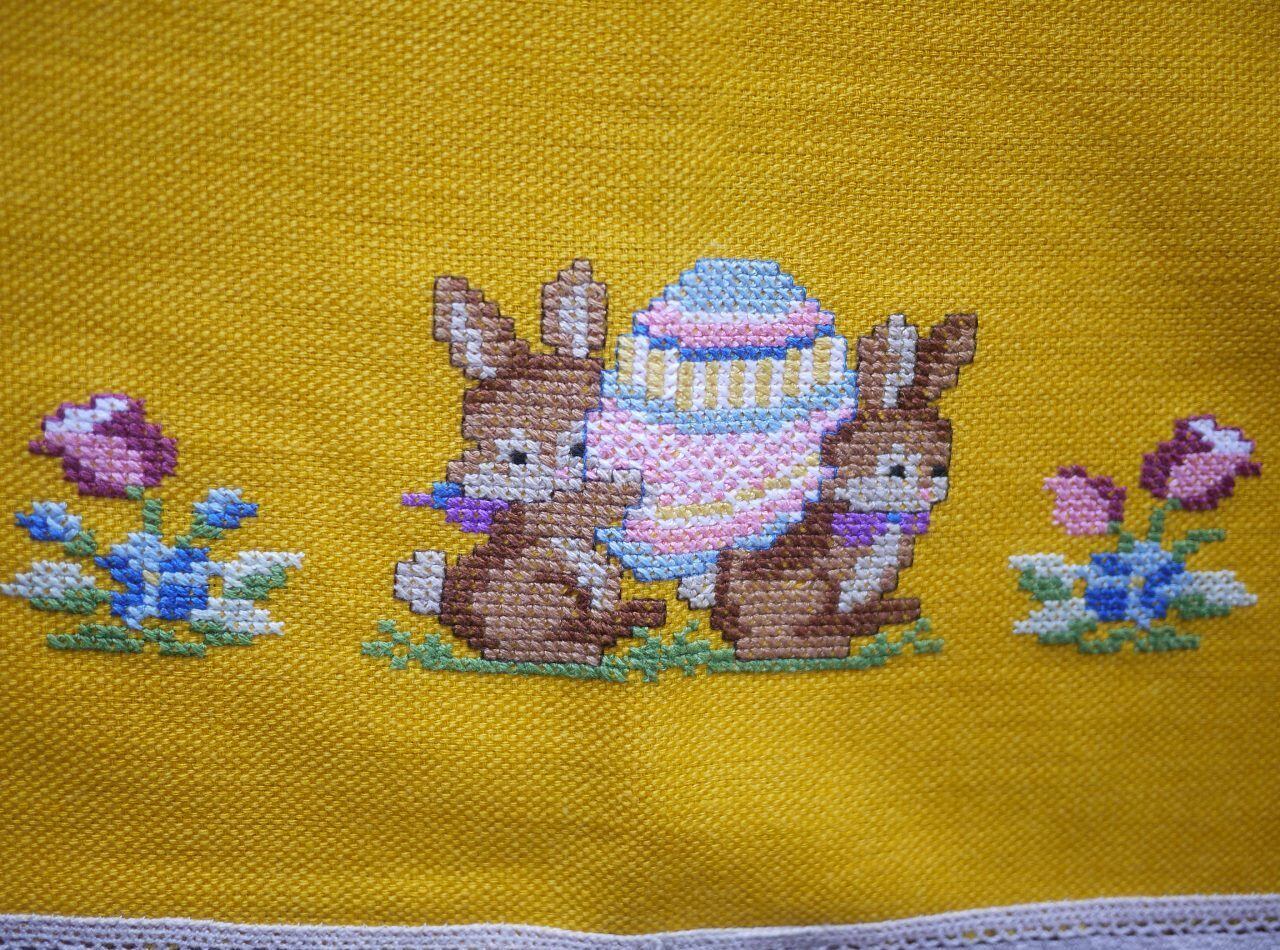 刺繍のテーブルセンター うさぎのクロスステッチ イースター黄色
