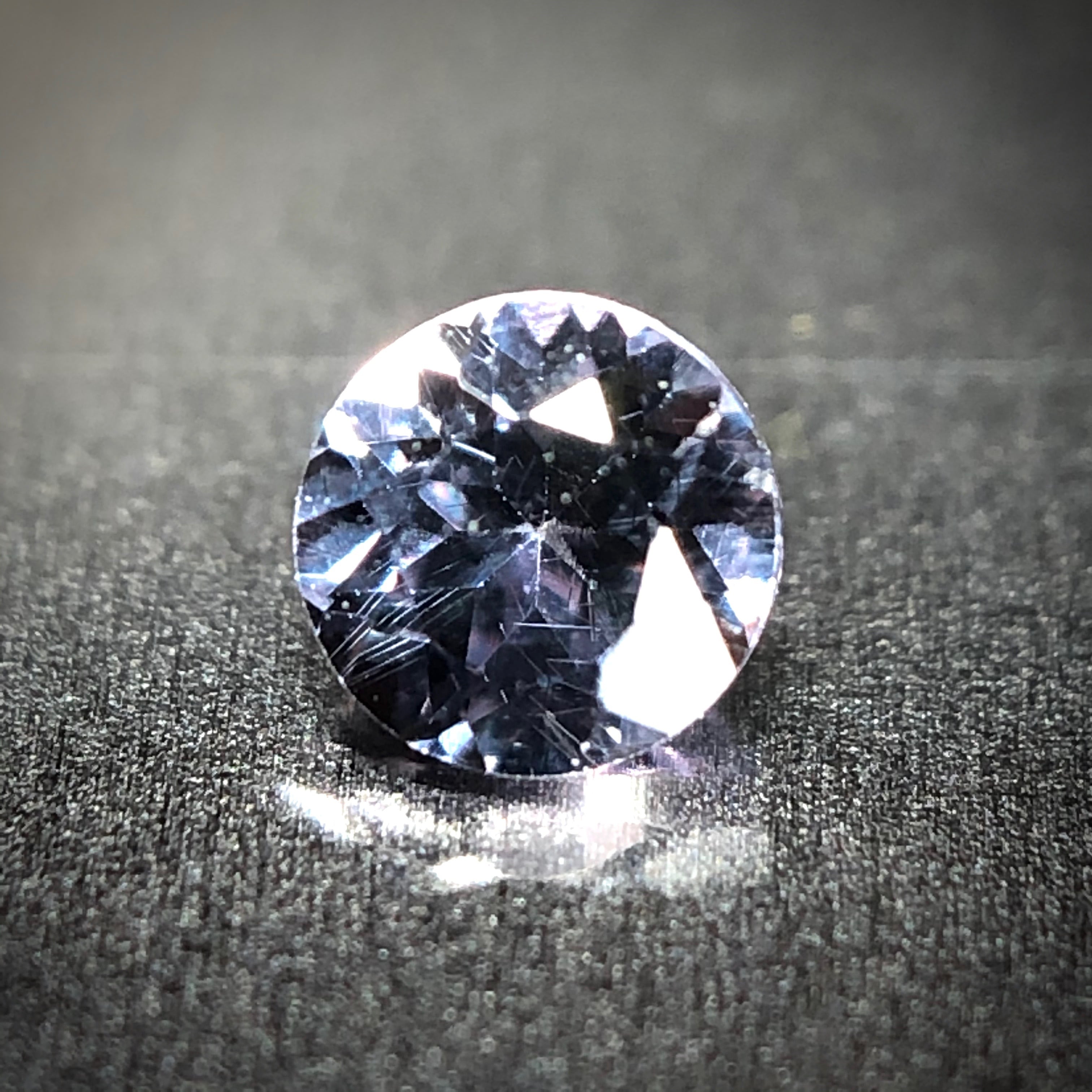 蠱惑のベキリーブルー 0.16ct 天然 カラーチェンジガーネット（ベキ