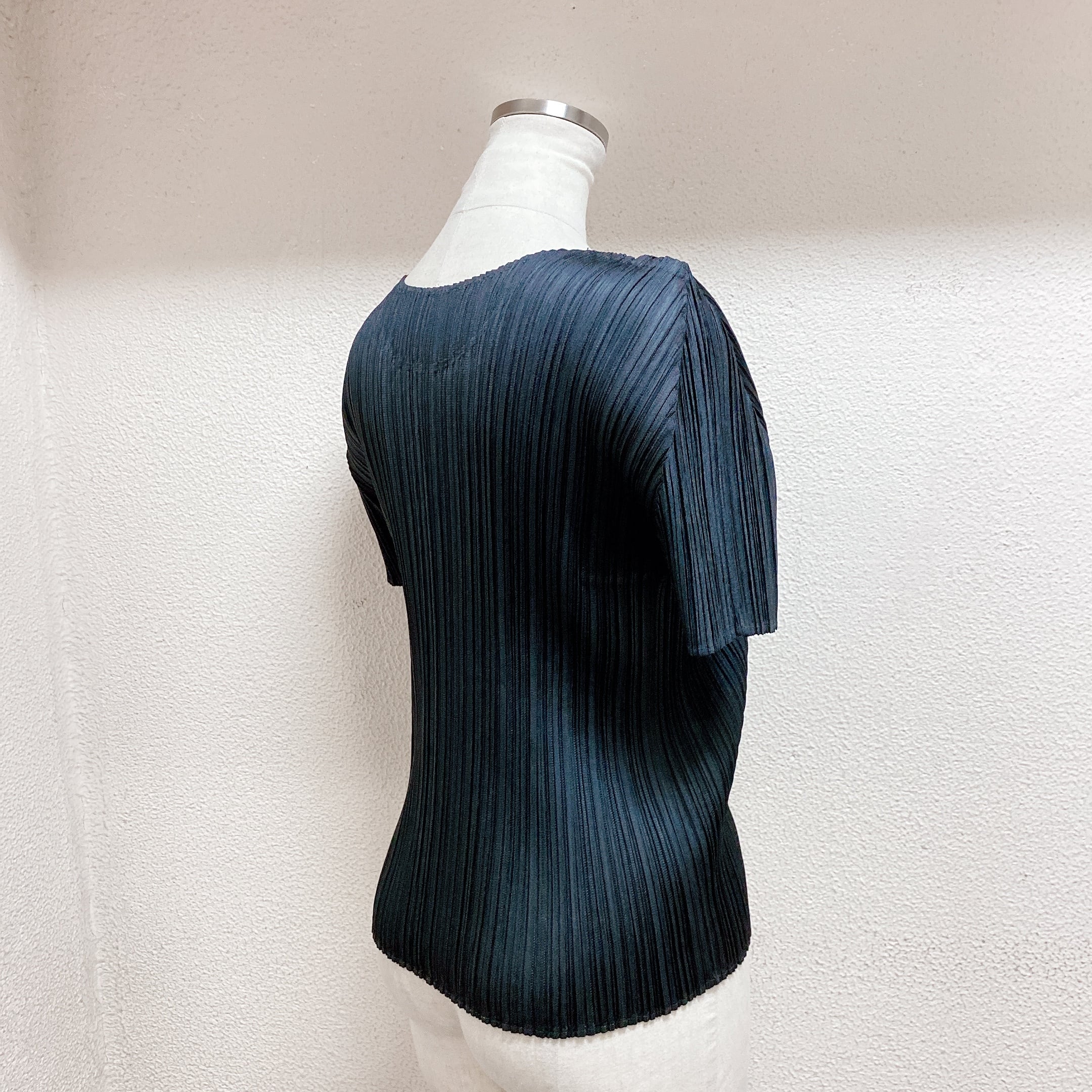 イッセイミヤケ　プリーツプリーズ　半袖トップス　黒色　ISSEY MIYAKE PLEATS PLEASE 美品