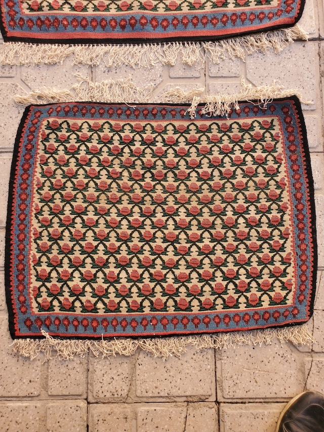 絨毯クエスト44【No.62】Kilim小 (50年)  ※現在、こちらの商品はイランに置いてあります。ご希望の方は先ずは在庫のご確認をお願いします。