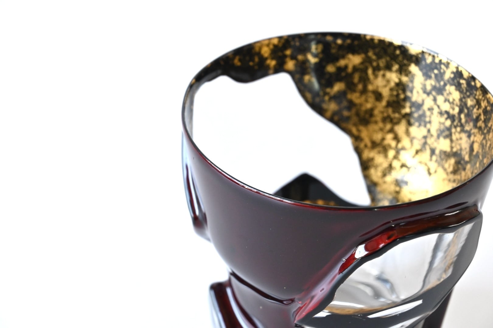 漆とガラスの芸術酒器】薄さ1mm、漆のみでつくられた飲み口